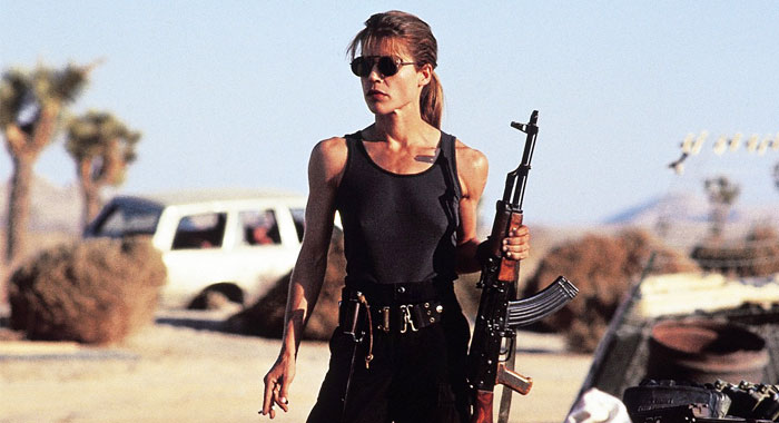 Linda Hamilton wciela się w tajemniczą postać z armii, która nazywa się Dr. Kay. Ma wnieść do serialu tę ​​samą powagę, która uczyniła jej kultową postać z Terminatora 2, tak niezapomnianą.